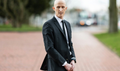 L’entrepreneur Timothée Durand, seul candidat au rachat du fabricant de verrerie Arc, devant le tribunal de commerce métropolitain de Lille à Tourcoing, le 10 mars 2026 dans le Nord ( AFP / Sameer Al-DOUMY )