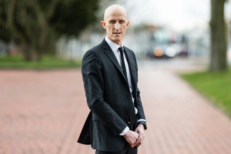 L’entrepreneur Timothée Durand, seul candidat au rachat du fabricant de verrerie Arc, devant le tribunal de commerce métropolitain de Lille à Tourcoing, le 10 mars 2026 dans le Nord ( AFP / Sameer Al-DOUMY )