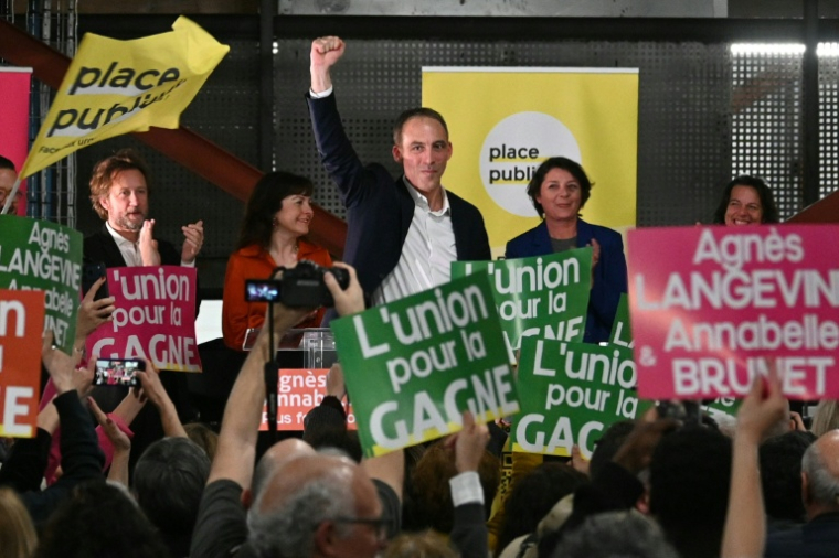 L'eurodéputé social-démocrate et co-président de Place publique, Raphaël Glucksmann (c) lors d'une réunion de campagne en soutien à la candidate de Place Publique à la mairie de Perpignan aux municipales, Agnès Langevine (non visible), le 6 mars 2026 à Perpignan, dans les Pyrénées-Orientales ( AFP / Matthieu RONDEL )