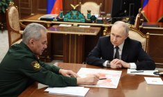 Sergueï Choïgou et Vladimir Poutine à Moscou, en Russie, le 20 février 2024. ( POOL / ALEXANDER KAZAKOV )