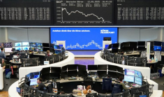 Le graphique de l'indice boursier allemand DAX est photographié à la bourse de Francfort