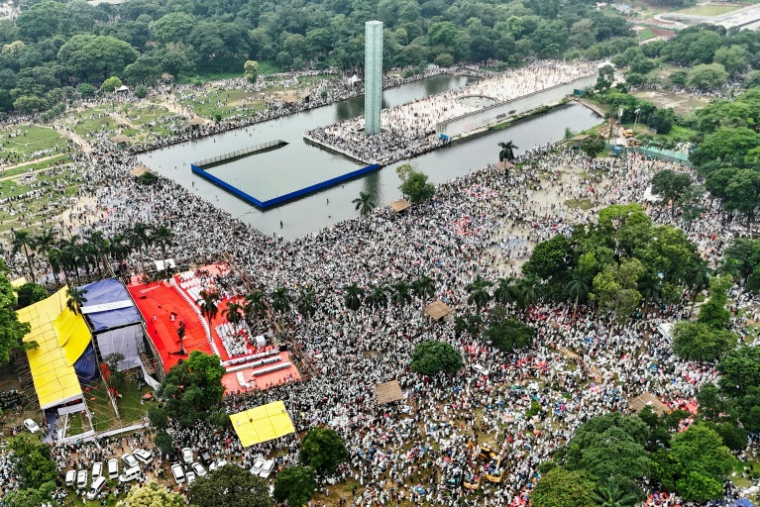 Des dizaines de milliers de partisans du principal parti islamiste du Bangladesh, le Jamaat-e-Islami, rassemblés à Dacca pour réclamer notamment la représentation proportionnelle au Parlement à quelques mois des élections, le 19 juillet 2025 ( AFP / MUNIR UZ ZAMAN )