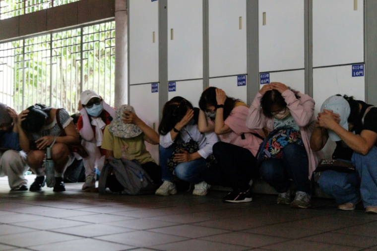Des habitants réfugiés dans une station de métro souterraine lors d'une simulation d'attaque à Taipei, le 13 août 2026 sur l'île de Taïwan ( AFP / CHENG Yu-chen )