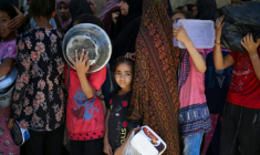 Des enfants attendent dans un centre de distribution d'aide humanitaire à Nousseirat, dans le centre de la bande de Gaza, le 2 juin 2025 ( AFP / Eyad BABA )