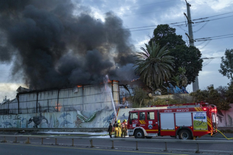 Incendie sur le lieu d'une frappe près de Tel-Aviv, en Israël, le 13 mars 2026 ( AFP / Ilia YEFIMOVICH )