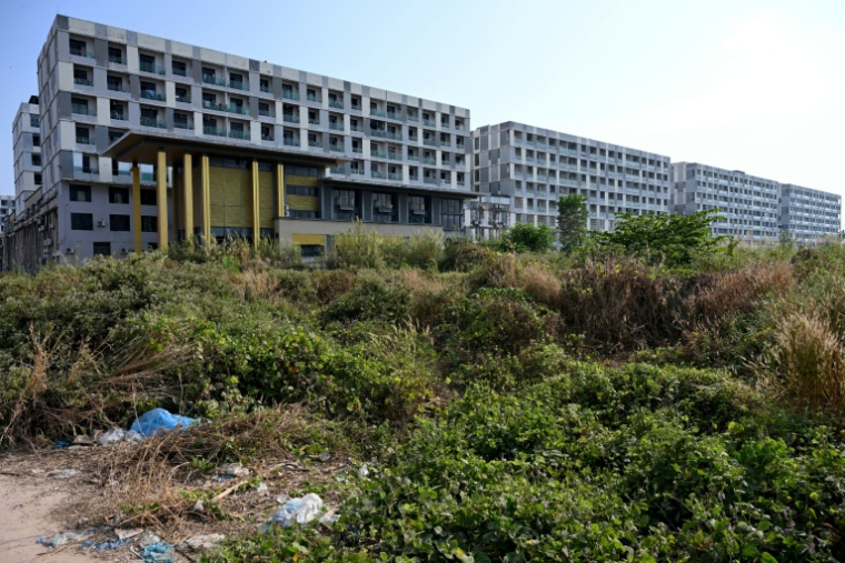 Des immeubles d'un complexe soupçonné d'abriter un centre d'escroquerie à Sihanoukville, le 14 janvier 2026 au Cambodge ( AFP / TANG CHHIN Sothy )