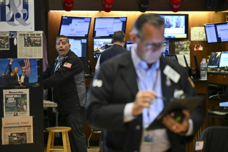 Des opérateurs à la Bourse de New York, le 18 juillet 2025 ( AFP / ANGELA WEISS )