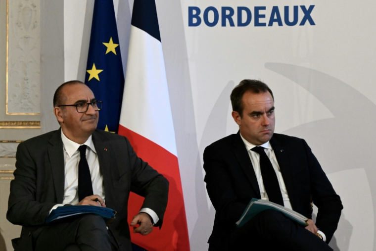 Le ministre de l'Intérieur Laurent Nuñez (g) et le Premier ministre Sébastien Lecornnu, le 2 avril 2026 à Bordeaux, en Gironde ( POOL / Philippe Lopez )