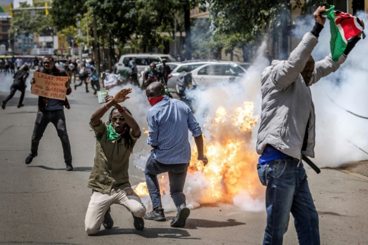 Manifestation contre les violences policières après la mort du blogueur kenyan Albert Ojwang, le 12 juin 2025 à Nairobi ( AFP / Luis TATO )