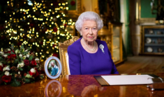 BEAUCOUP DEMANDENT JUSTE UN PEU DE RÉCONFORT POUR NOËL CETTE ANNÉE, DÉCLARE LA REINE ELIZABETH
