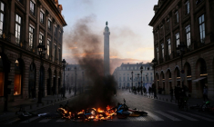 Des vélos en libre-service incendiés lors d'une manifestation contre la vie chère à Paris, le 17 octobre 2026 ( AFP / Kiran RIDLEY )