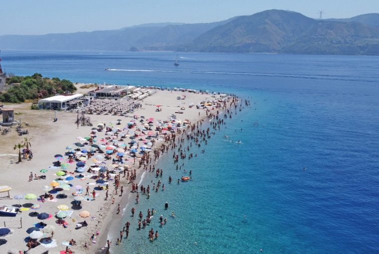 Une plage de Torre Faro, sur le détroit de Messine, face à l'Îtalie continentale (illustration) ( AFP / GIOVANNI ISOLINO )