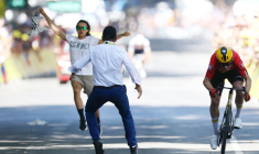 Tour de France - Un manifestant court sur la route près de la ligne d'arrivée