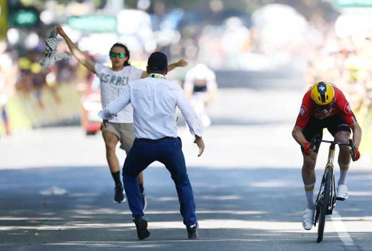 Tour de France - Un manifestant court sur la route près de la ligne d'arrivée