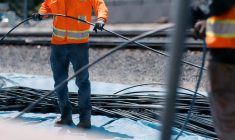 Deux salariés de Lumen en train d'installer de la fibre optique. (Crédit:  / Lumen)