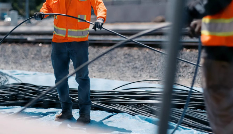Deux salariés de Lumen en train d'installer de la fibre optique. (Crédits: Lumen)
