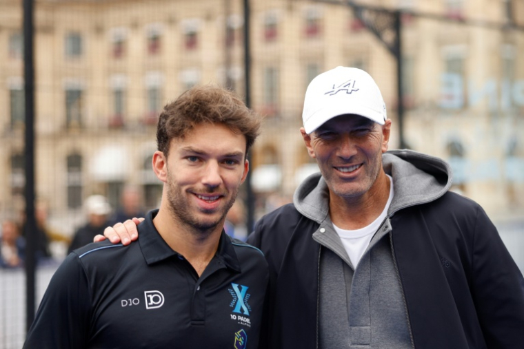 Le pilote de F1 Pierre Gasly et Zinédine Zidane, place Vendôme à Paris, le 14 septembre 2024 pour la Fête du sport. ( AFP / Ian LANGSDON )