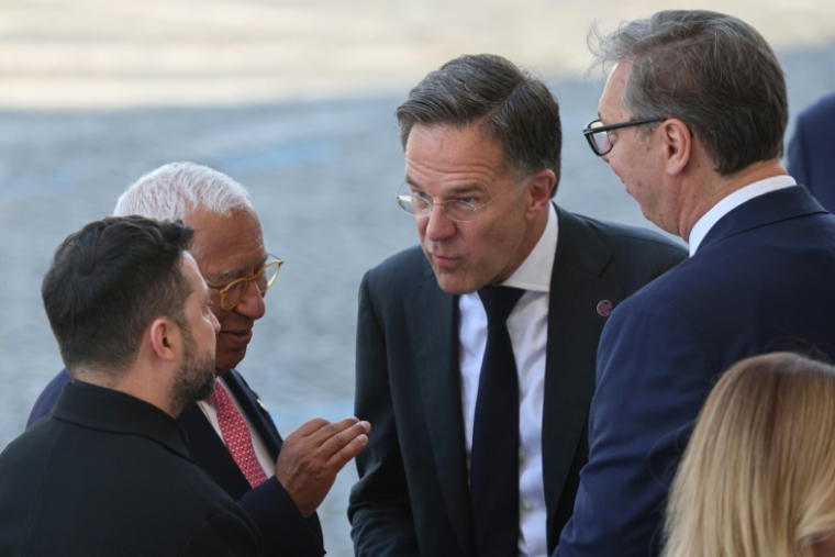 Volodymyr Zelensky discute avec le président du Conseil européen Antonio Costa, le secrétaire général de l'Otan Mark Rutte et le président serbe Aleksandar Vucic avant le défilé du 14-Juillet à Paris ( AFP / Ludovic MARIN )