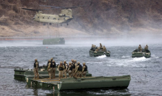 Les forces américaines et sud-coréennes participent à un exercice de franchissement de cours d'eau dans le cadre des manœuvres militaires annuelles « Freedom Shield », à Yeoncheon