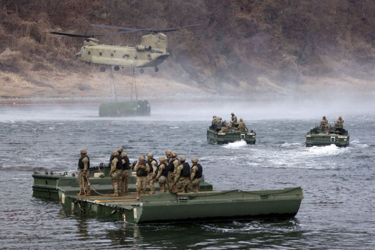 Les forces américaines et sud-coréennes participent à un exercice de franchissement de cours d'eau dans le cadre des manœuvres militaires annuelles « Freedom Shield », à Yeoncheon
