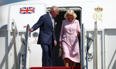 Le roi Charles III et la reine Camilla à leur arrivée à la base aérienne Andrews, dans le Maryland, le 27 avril 2026 ( POOL / HENRY NICHOLLS )