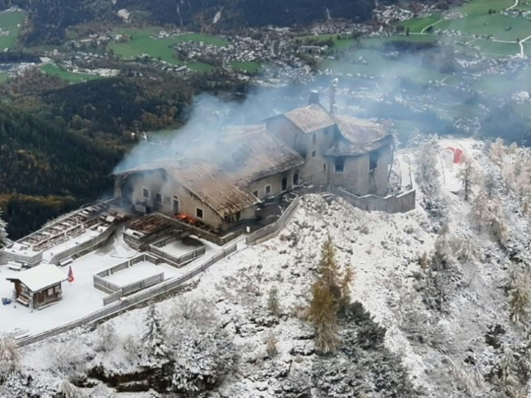 Cette photo aérienne remise par la police bavaroise le 24 octobre 2026 montre la maison d’hôtes de montagne Kehlsteinhaus incendiée, connue sous le nom de Nid d’aigle, ancien refuge de montagne d’Adolf Hitler, après qu’un important incendie s’est déclaré sur ce site situé à une altitude de 1 834 mètres (6 000 pieds) dans les montagnes surplombant Berchtesgaden, dans le Land de Bavière, au sud de l’Allemagne.  ( BAVARIAN POLICE / - )