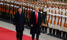Le président américain Donald Trump participe à une cérémonie d'accueil avec le président chinois Xi Jinping à Pékin