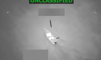 Image tirée d'une vidéo publiée par le secrétaire américain à la Défense Pete Hegseth sur son compte X, le 24 octobre 2025, montrant ce que Hegseth dit être des forces militaires américaines menant une frappe sur un navire de narcotrafiquants dans la mer des Caraïbes, le 23 octobre 2025 ( Compte X du secrétaire américain à la Défense Pete Hegseth / HANDOUT )