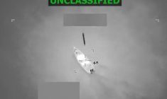 Image tirée d'une vidéo publiée par le secrétaire américain à la Défense Pete Hegseth sur son compte X, le 24 octobre 2025, montrant ce que Hegseth dit être des forces militaires américaines menant une frappe sur un navire de narcotrafiquants dans la mer des Caraïbes, le 23 octobre 2025 ( Compte X du secrétaire américain à la Défense Pete Hegseth / HANDOUT )