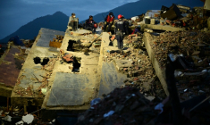 Des secouristes travaillent dans les ruines d'un immeuble effondré après le double séisme au Venezuela, le 3 juillet 2026 à Caraballeda, dans l’État de La Guaira  ( AFP / MARTIN BERNETTI )