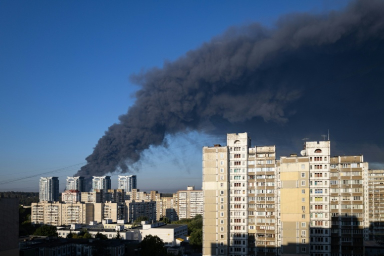 Un épais nuage de fumée s'élève après une attaque de drone russe, le 29 août 2026 à Kiev ( AFP / Serhii Okunev )
