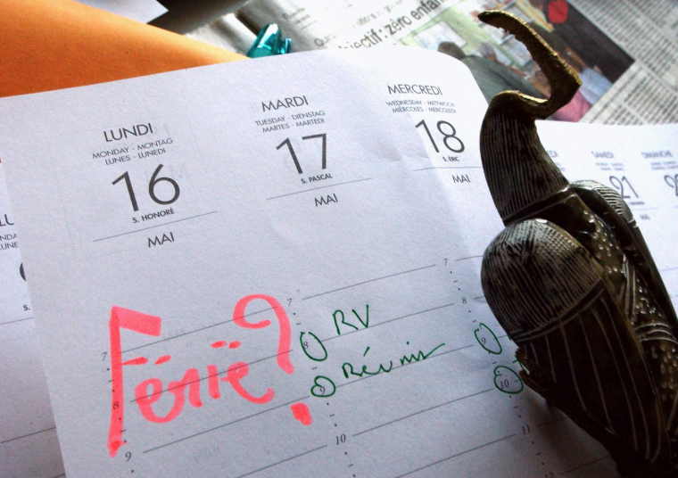 Pour redresser la dette publique, François Bayrou propose un plan choc comprenant la suppression de deux jours fériés. Une mesure qui devrait permettre de dégager 4,2 milliards d'euros d'économies.  ( AFP / MYCHELE DANIAU )