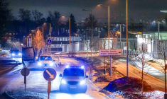 Des véhicules de police garés à l'extérieur de l'ambassade américaine cible d'une explosion, le 8 mars 2026 à Oslo  ( NTB / Javad Parsa )