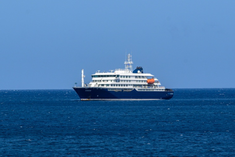 Vue aérienne du bateau de croisière MV Hondius au mouillage au large du port de Praia, au Cap-Vert, le 3 mai 2026 ( AFP / - )