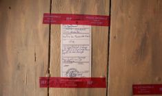Les scellés apposés le 28 juillet 2026, à Orange, sur la porte de l'appartement du couple où ont été retrouvés les corps de cinq bébés morts ( AFP / Thibaud MORITZ )