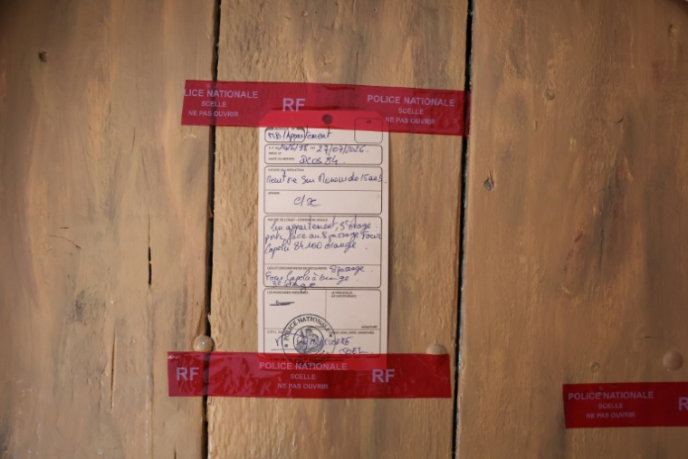 Les scellés apposés le 28 juillet 2026, à Orange, sur la porte de l'appartement du couple où ont été retrouvés les corps de cinq bébés morts ( AFP / Thibaud MORITZ )
