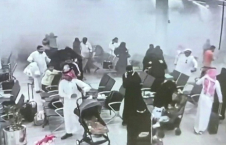 Capture d’écran issue d’images de vidéosurveillance diffusées lors d’une conférence de presse de la coalition dirigée par l’Arabie saoudite à Ryad, le 15 octobre 2026, et rendue disponible via AFPTV, montrant ce que la coalition présente comme une attaque des Houthis contre l’aéroport international d’Abha, le 7 octobre 2026 ( AFPTV / - )