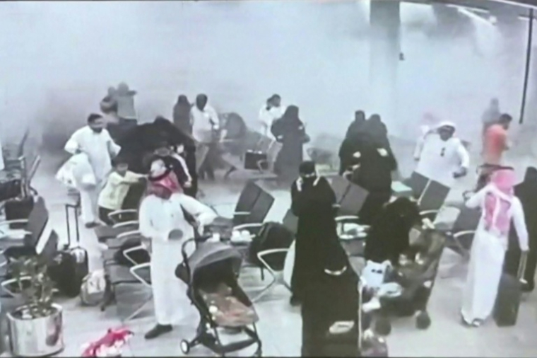 Capture d’écran issue d’images de vidéosurveillance diffusées lors d’une conférence de presse de la coalition dirigée par l’Arabie saoudite à Ryad, le 15 octobre 2026, et rendue disponible via AFPTV, montrant ce que la coalition présente comme une attaque des Houthis contre l’aéroport international d’Abha, le 7 octobre 2026 ( AFPTV / - )