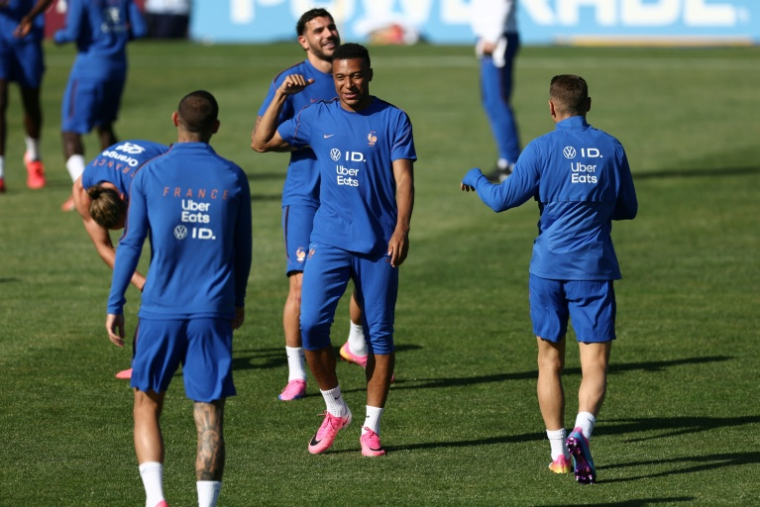 Kylian Mbappe (au centre) et les Bleus à l'entraînement le 20 juin 2026 à la Bentley University de Waltham, près de Boston. Lundi à Philadelphie, l'équipe de France aura la possibilité d'assurer sa qualification pour les 16e de finale du Mondial-2026 ( AFP / Franck FIFE )
