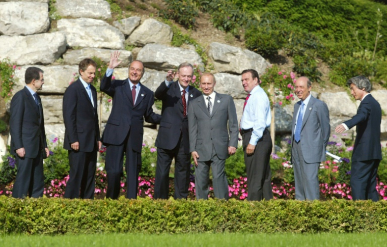 (g-d) Le ministre britannique Tony Blair, le président français Jacques Chirac, le Premier ministre canadien Jean Chrétien, le président russe Vladimir Poutine, le chancelier allemand Gerhard Schröder, le président grec en exercice du Conseil européen Konstantinos Simitis et le Premier ministre japonais Junichiro Koizumi dans les jardins de l'Hôtel Royal à Évian, le 3 juin 2003 ( AFP / PATRICK KOVARIK )