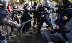 Un manifestant au sol, interpellé par des policiers, lors d’une manifestation antigouvernementale à Tirana, le 16 octobre 2026 en Albanie ( AFP / Adnan Beci )