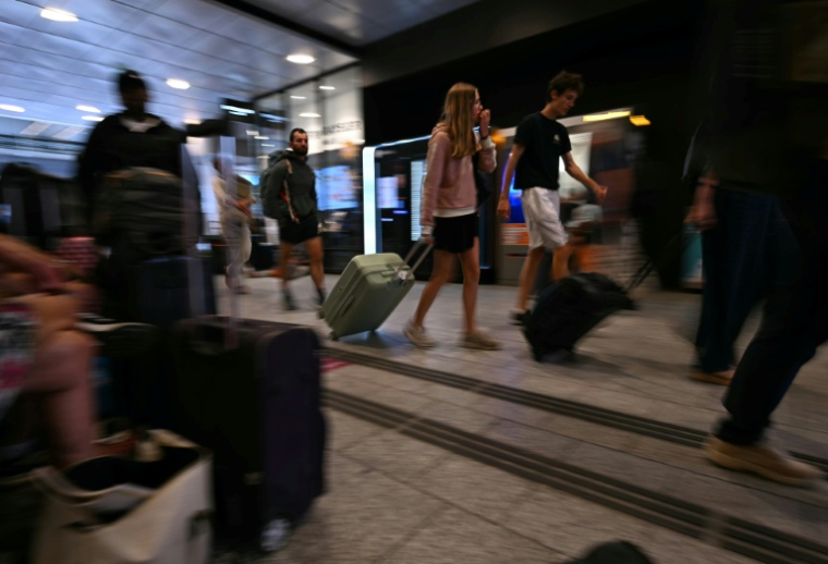 Des voyageurs à la gare Montparnasse à Paris, où le trafic était très perturbé jeudi à la suite d'une "panne d'installation électrique". Photo d'archives prise le 31 juillet 2026. ( AFP / LOU BENOIST )