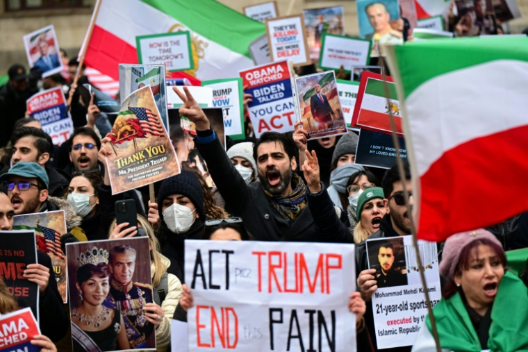 Manifestation contre le gouvernement iranien devant le consulat des Etats-Unis à Milan, en Italie, le 13 janvier 2026 ( AFP / Piero CRUCIATTI )