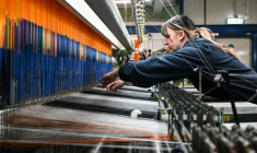 Dans les ateliers de tissage du cachemire Alex Begg à Ayr, dans le sud-ouest de l'Ecosse, le 15 janvier 2026 ( AFP / Andy BUCHANAN )