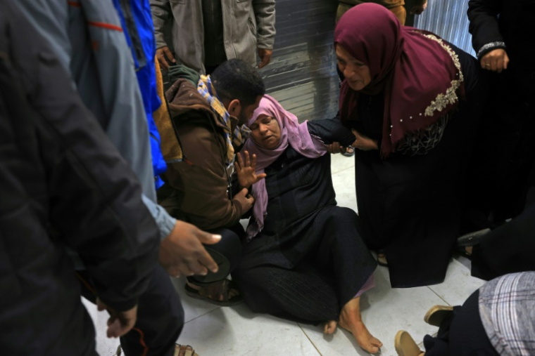 Des Gazaouis se recueillent près de corps de Palestiniens, après une frappe aérienne israélienne à Khan Younès, dans le sud de la bande de Gaza, le 31 janvier 2026 ( AFP / Bashar Taleb )