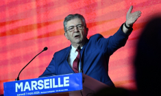 Jean-Luc Mélenchon en meeting à Marseille, le 7 mars 2026 ( AFP / Miguel MEDINA )