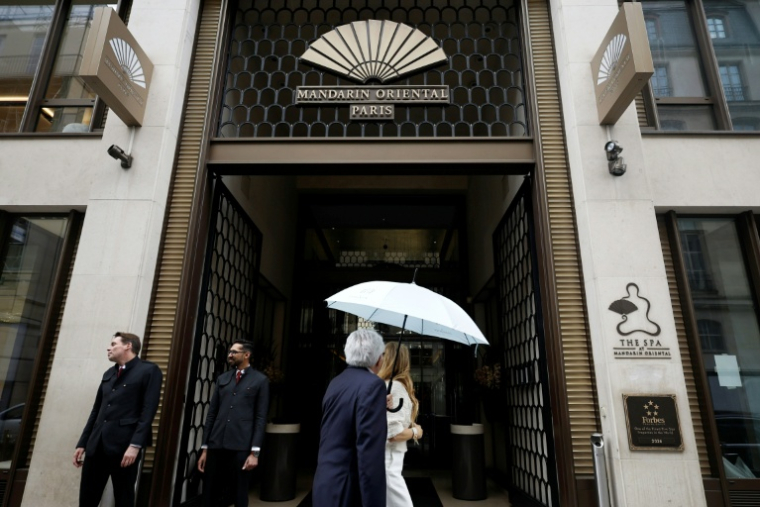 L'entrée de l'hôtel 5 étoiles Mandarin Oriental Paris, le 2 juin 2026 à Paris  ( AFP / SIMON WOHLFAHRT )
