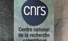 Des directeurs de laboratoires du CNRS, fleuron de la recherche en France, craignent de devoir interrompre certains projets scientifiques après une nouvelle réduction de leurs moyens, demandée par le gouvernement ( AFP / Léo Vignal )
