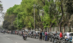 File d'attente devant une station service, le 8 mars 2026 à Dacca  ( AFP / Munir UZ ZAMAN )