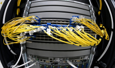 Raccordements en fibre optique dans un centre de données de SFR, à Cesson-sevigné, dans la banlieue de Rennes (Ile-de-France), le 14 décembre 2020. ( AFP / DAMIEN MEYER )